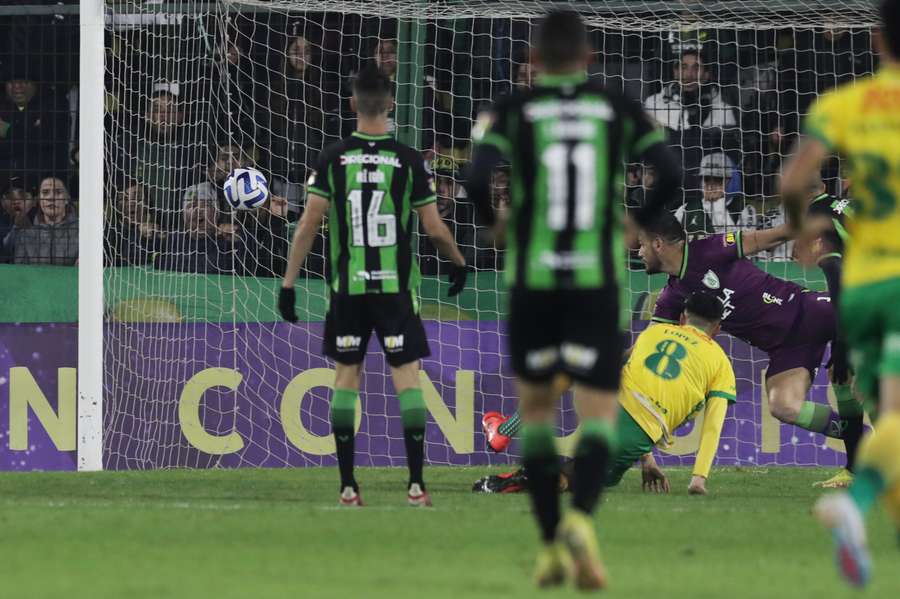 O América-MG levou dois gols no começo da segunda etapa