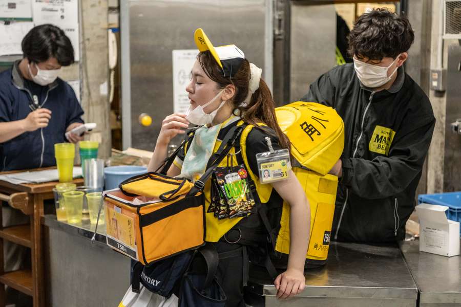 Vendedora ambulante de cerveza en los estadios de Japón, una profesión polémica