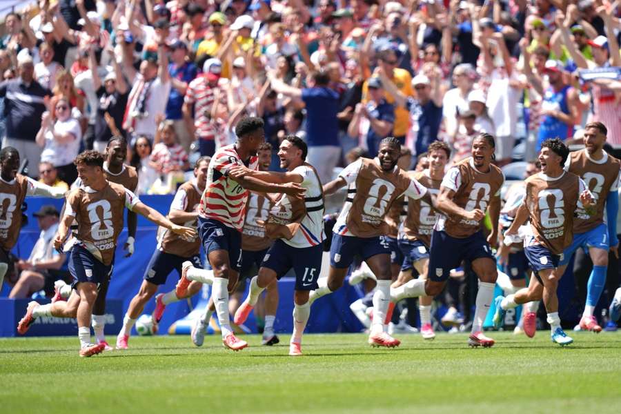 Los jugadores de Estados Unidos celebran el 2-0 de Freeman