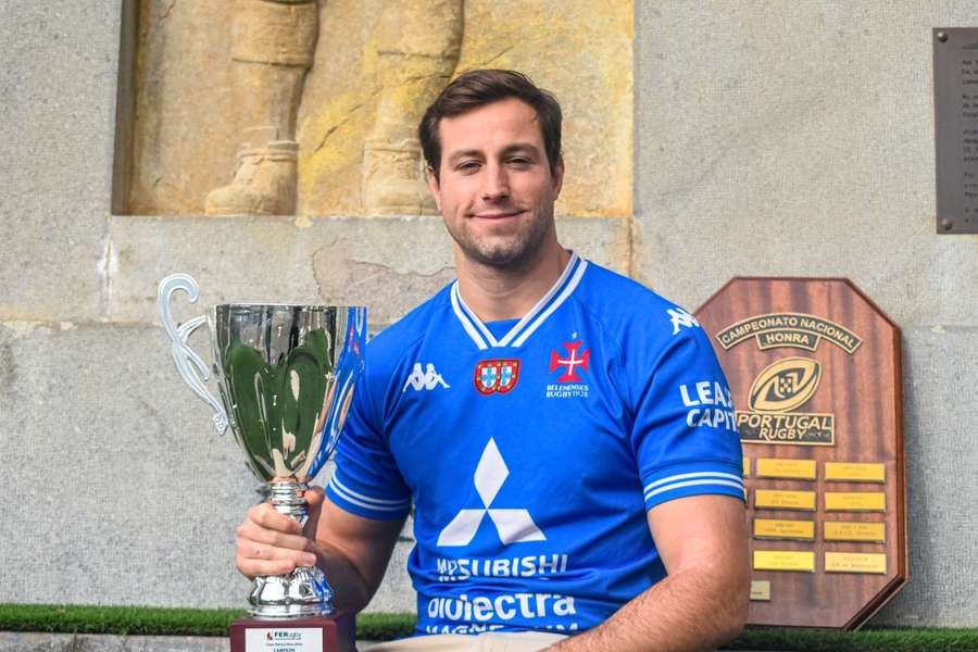 David segura a taça de campeão nacional