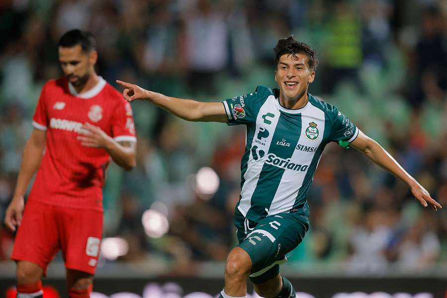 Emmanuel Echeverría festeja pelo Santos Laguna