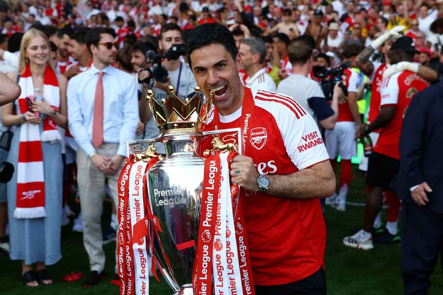 Arteta s majstrovskou trofejou. Arteta s majstrovskou trofejou.
