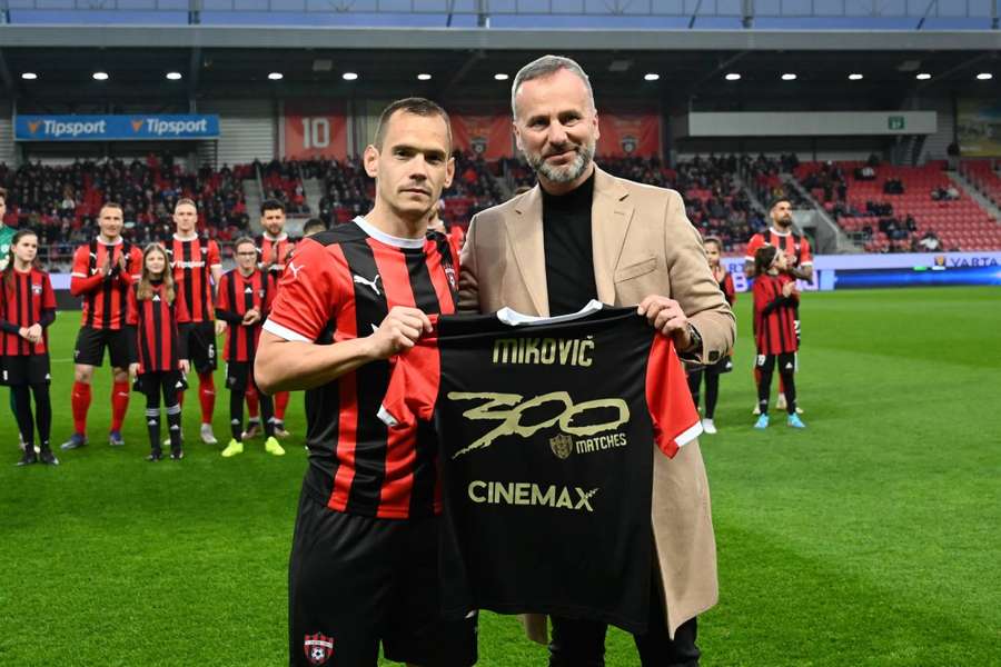Martin Mikovič s prezidentom klubu Petrom Machom a pamätným dresom k 300 zápasom.
