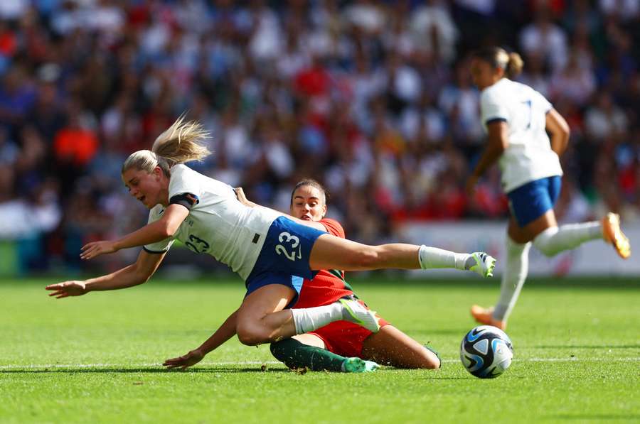 Englands Alessia Russo bliver tacklet under venskabskampen.