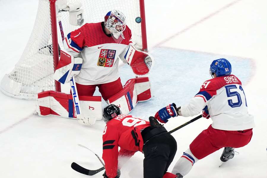 Mitchell Marner překonává Lukáše Dostála ve čtvrtfinále olympijského turnaje.