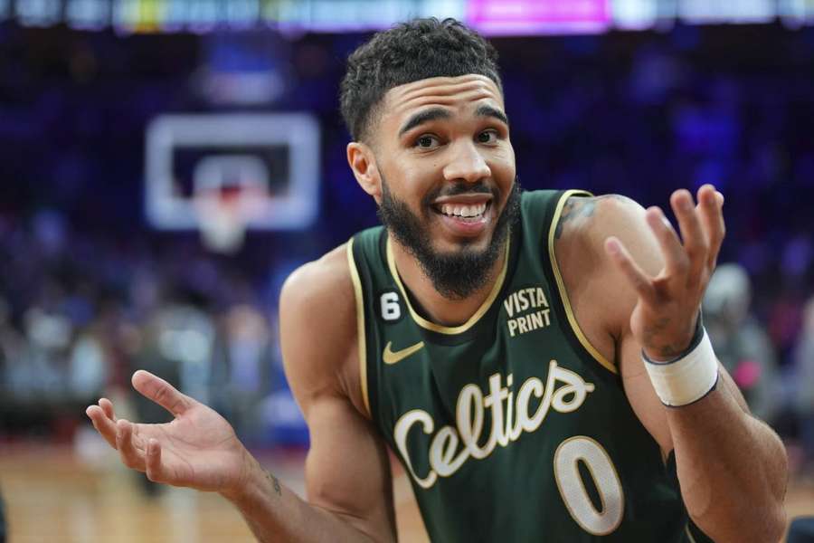 Jayson Tatum comemora vitória dos Celtics na Filadélfia