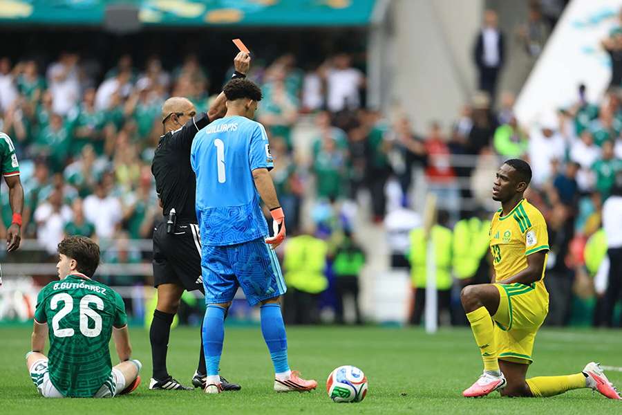 Yaya Sithole dostal proti Mexiku červenou kartu.