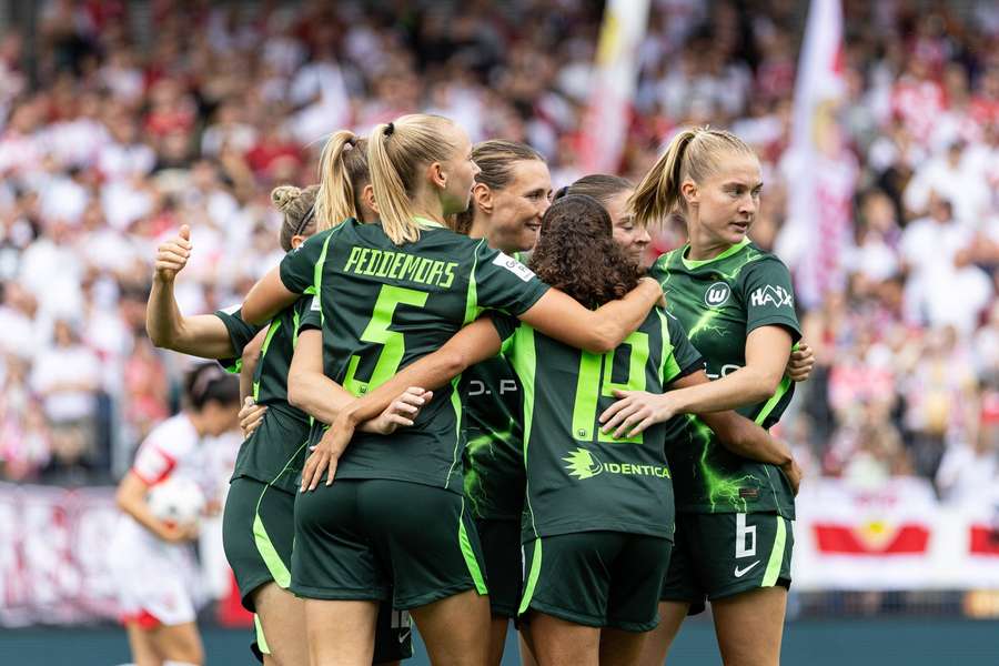 Wolfsburg durfte in Stuttgart zwei Mal jubeln. Wolfsburg durfte in Stuttgart zwei Mal jubeln.