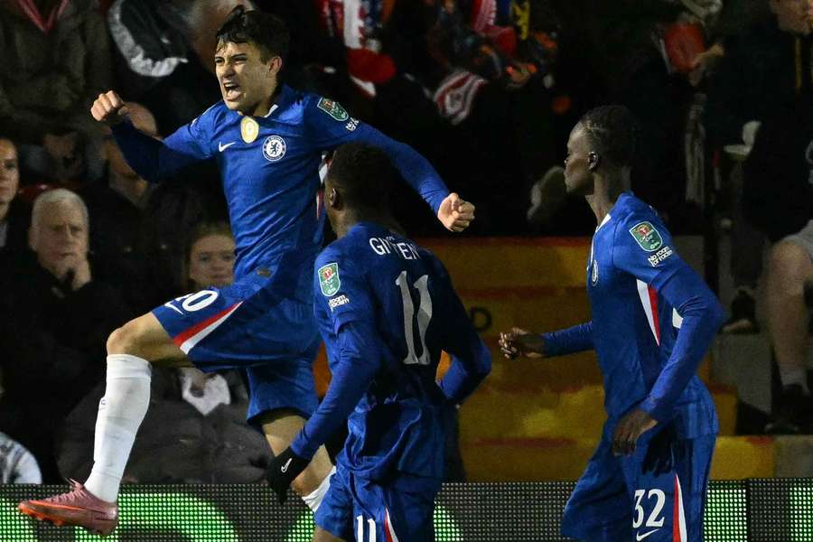 O Chelsea avançou com certo drama na Copa da Liga Inglesa