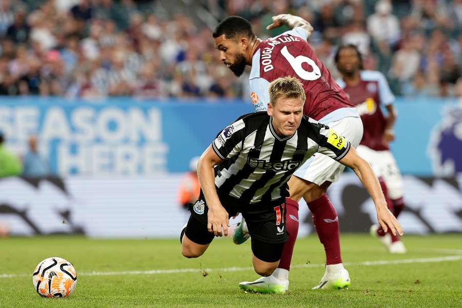 Matt Ritchie (l) wordt aangepakt door Douglas Luiz Matt Ritchie (l) wordt aangepakt door Douglas Luiz