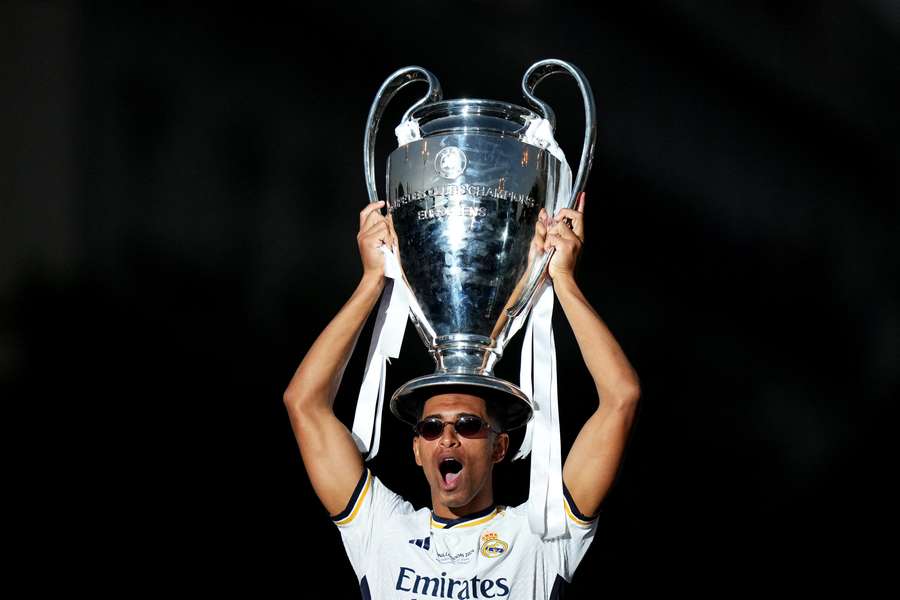 Jude Bellingham celebra la victoria del Real Madrid en la Liga de Campeones con el codiciado trofeo.