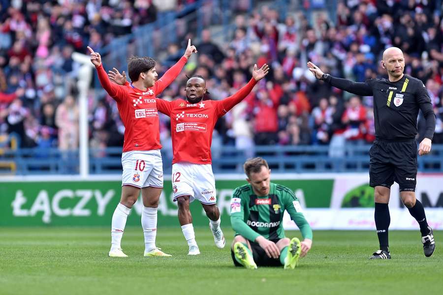 Wisła odrobiła dwa gole straty. Lider wygrywa, ale traci ważnych piłkarzy