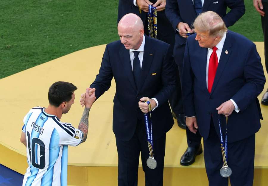 Infantino se proti kritice brání.