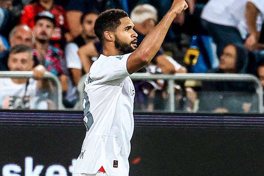 Loftus-Cheek célèbre le troisième but du Milan. 