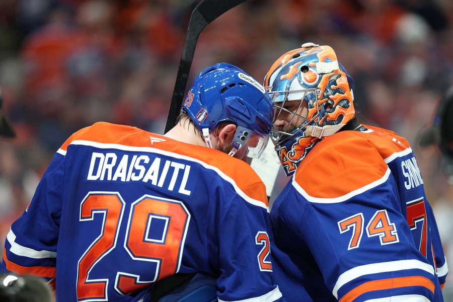 Leon Draisaitl und Torhüter Stuart Skinner.