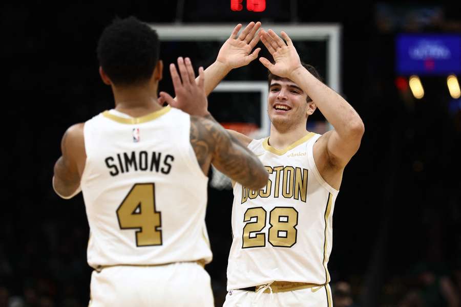 Hugo González choca las manos con Anfernee Simons