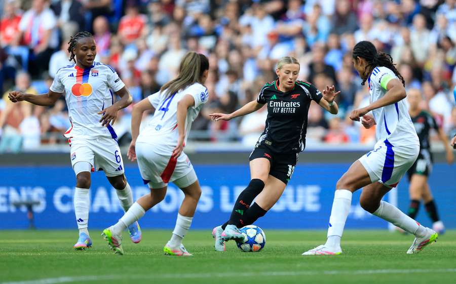 Arsenal's Chloe Kelly in action with Olympics Lyonnais' Melchie Dumornay, Selma Bacha and Wendie Renard Arsenal's Chloe Kelly in action with Olympics Lyonnais' Melchie Dumornay, Selma Bacha and Wendie Renard