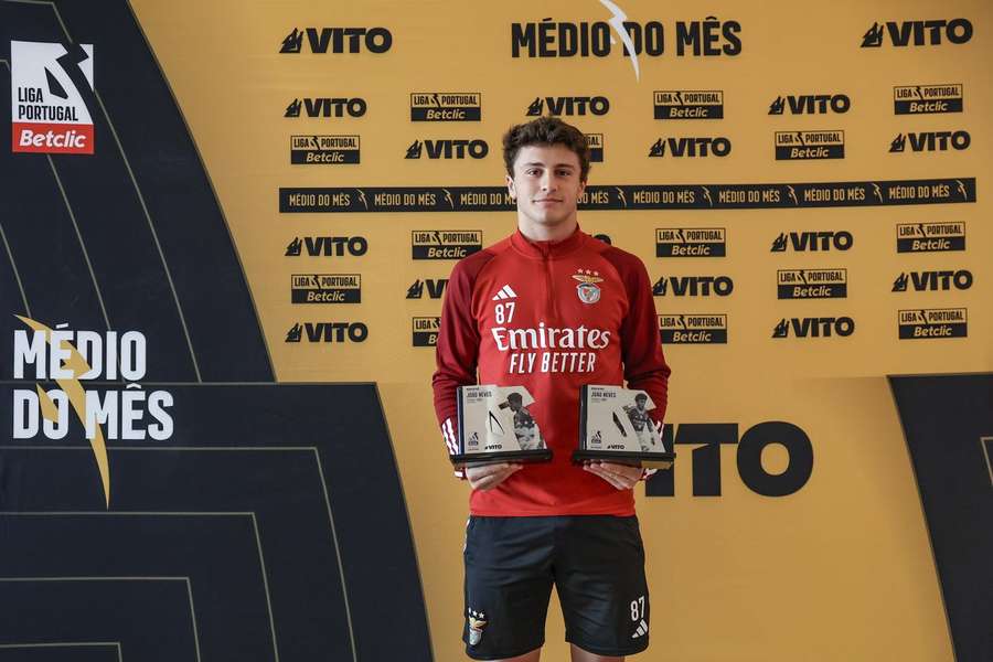 João Neves com os prémios de médio do mês da Liga Portugal