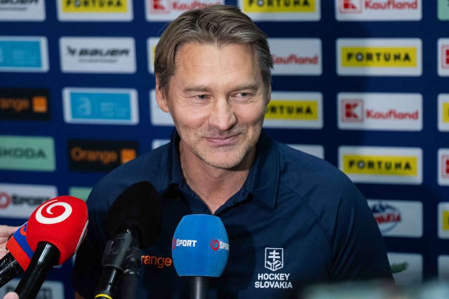 Országh si pozorne odsleduje spoluprácu hráčov.