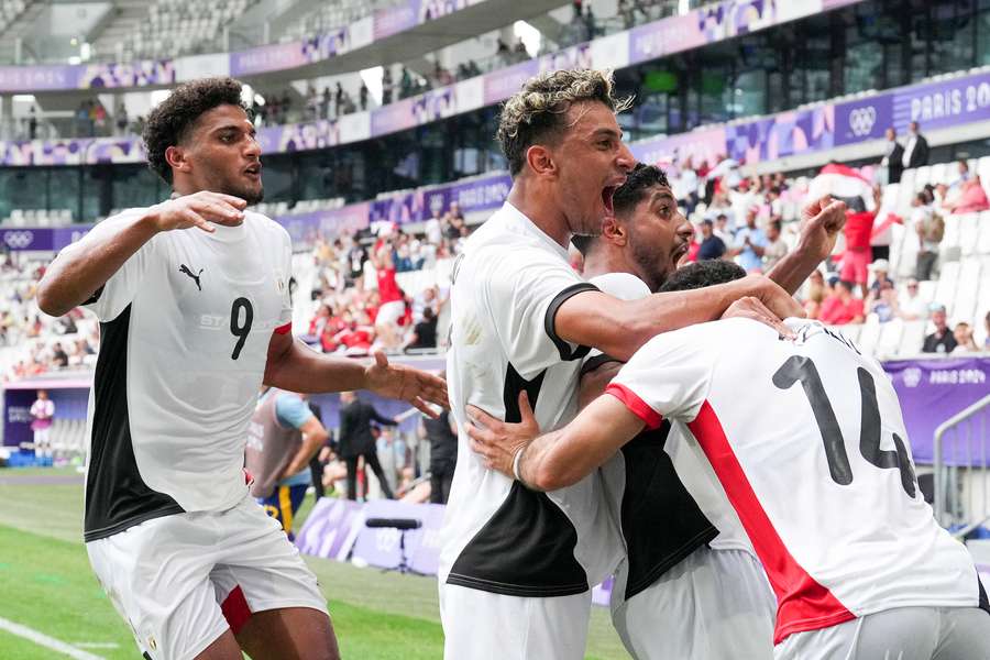 Ibrahim Adel van Egypte viert feest met teamgenoten na het eerste doelpunt van zijn team