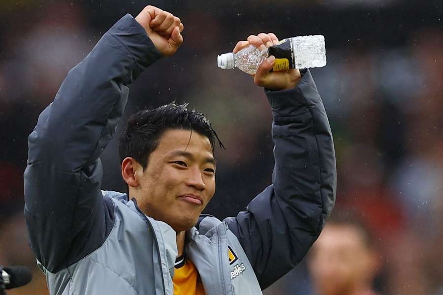 Hwang Hee-Chan comemora após o jogo contra o Manchester City