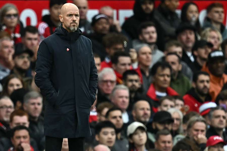 Erik ten Hag está pressionado no comando do Manchester United