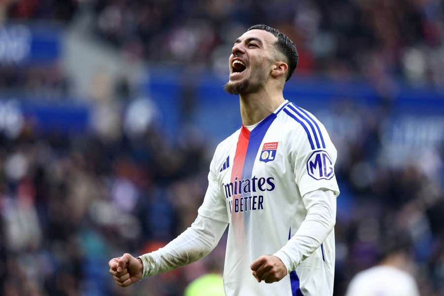 Georges Mikautadze esulta per il gol segnato al Reims