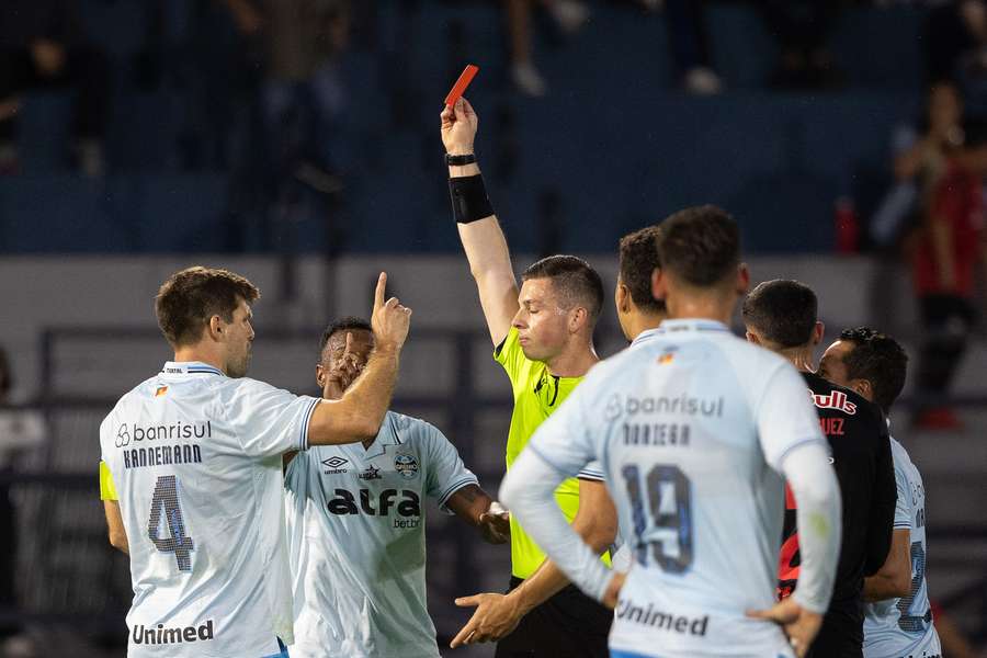 Kannemann levou o vermelho direto próximo ao fim do primeiro tempo
