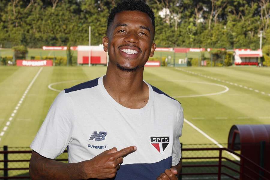 Marcos Antônio posou para fotos com a camisola do São Paulo