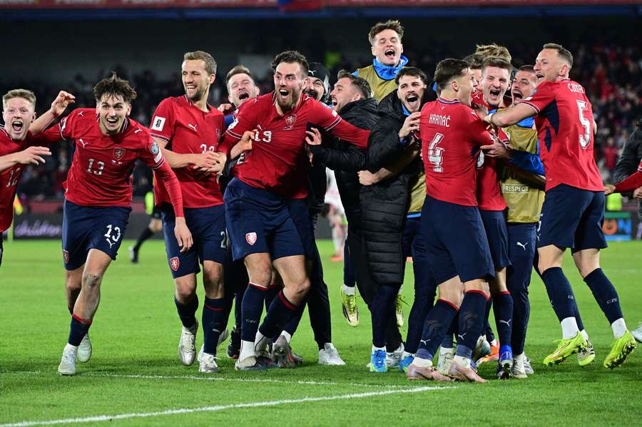 Čeští fotbalisté slaví postup na mistrovsví světa.