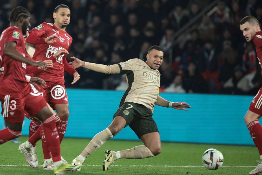 Mbappe naar de grond tegen Brest