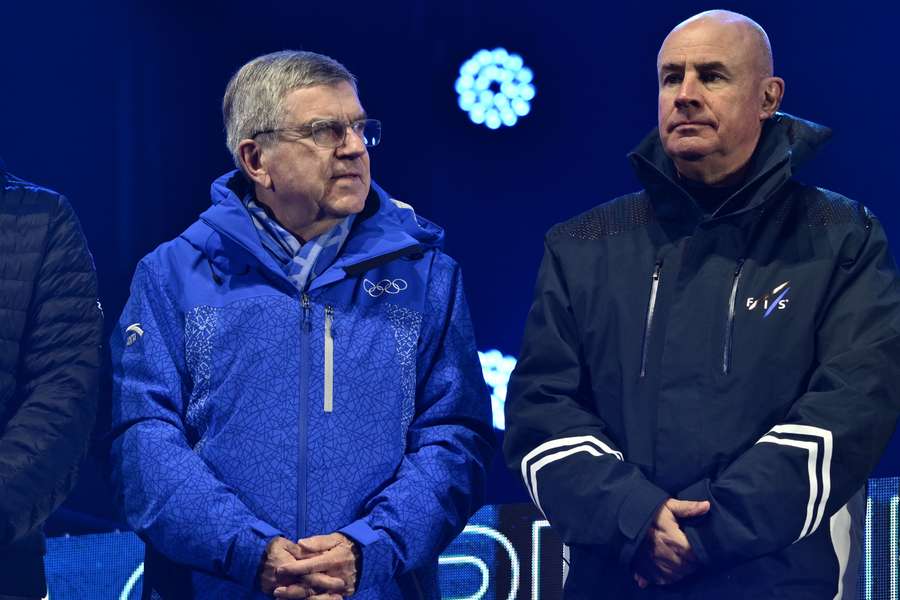 Thomas Bach (à esquerda) salientou que o COI pretende unificar e não contribuir para mais confronto