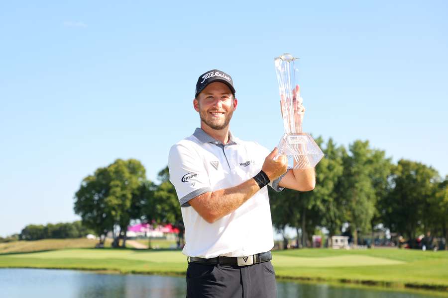 Hodges holds up his winning trophy