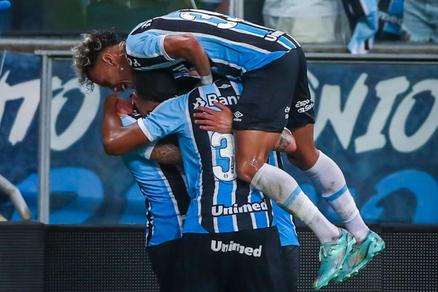 Grêmio vibra com gol de Carballo no fim