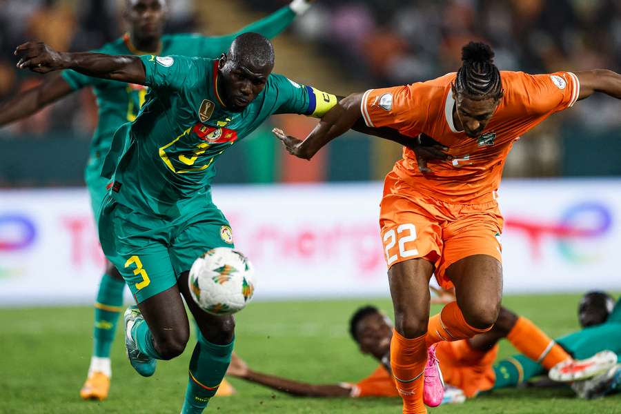 Senegals Kalidou Koulibaly (l.) und der Dortmunder Sebastian Haller (r.) im Kampf um den Ball.