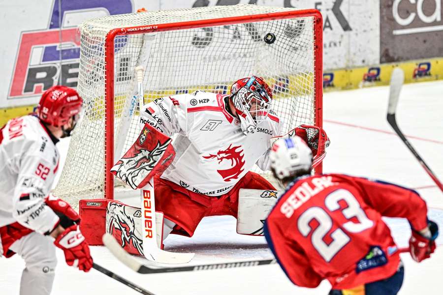 Třinecký brankář Ondřej Kacetl čelí ofenzivě Pardubic.