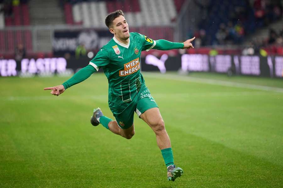 Jonas Auer jubelt über sein Tor gegen Salzburg (2:2.