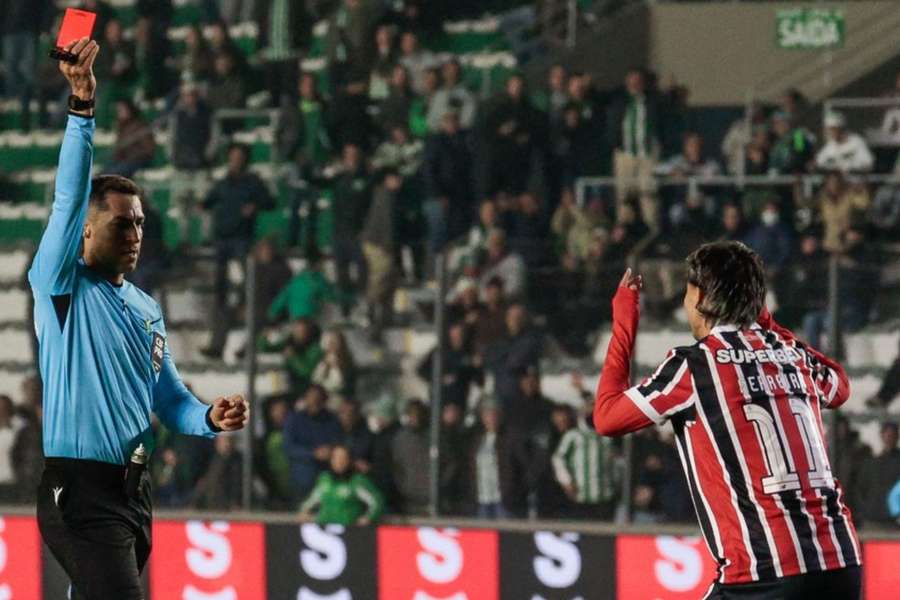 Ferreirinha ficou menos de um minuto em campo