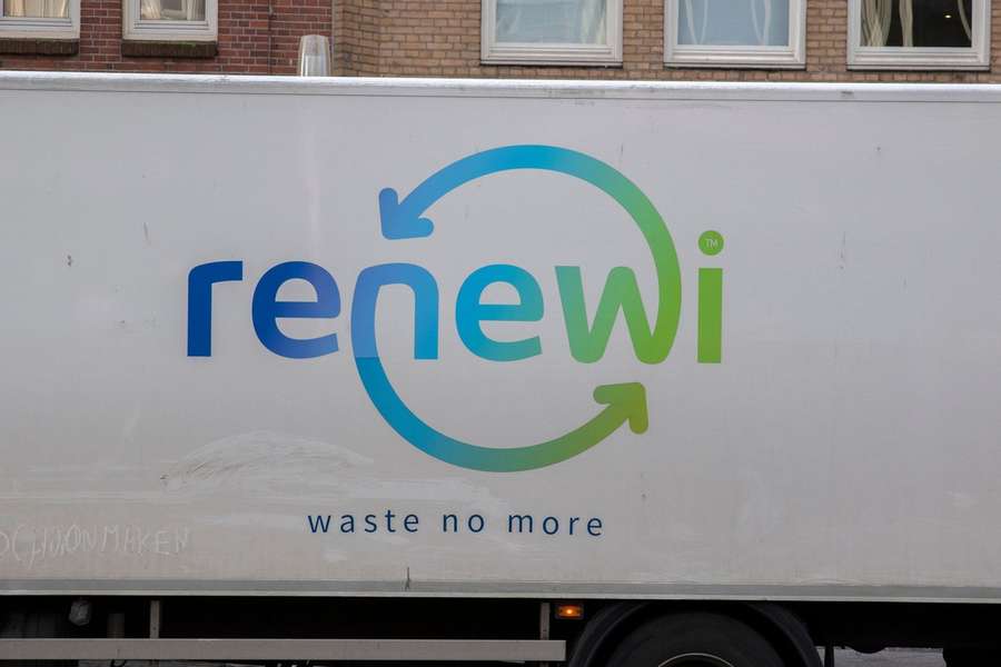 Het Renewi logo op een vuilniswagen