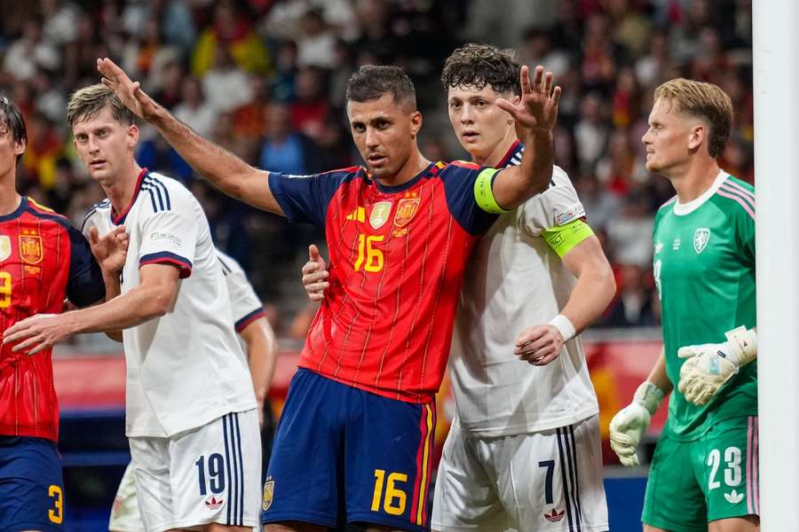 Rodri v souboji kapitánů s Ladislavem Krejčím. Rodri v souboji kapitánů s Ladislavem Krejčím.