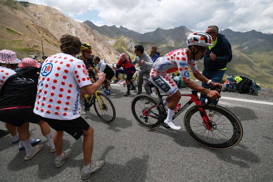 Carapaz eleito o mais combativo da 113.ª edição do Tour