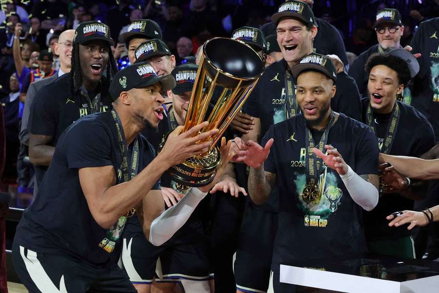Basketbalisté Milwaukee Bucks slaví vítězství ve finále Poháru NBA.