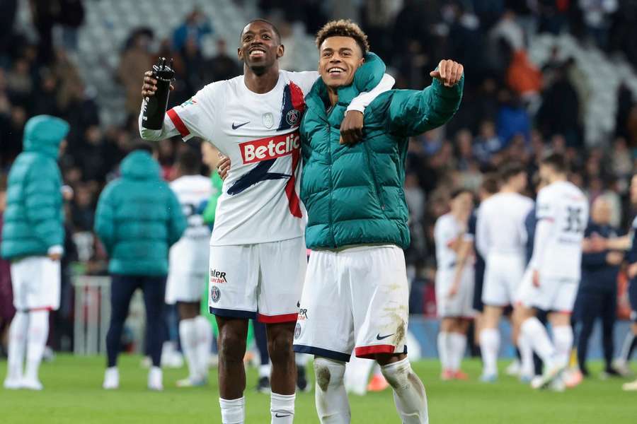 Ousmane Dembele e Desire Doue del PSG festeggiano la vittoria della Coppa di Francia contro l'USL Dunkerque. Ousmane Dembele e Desire Doue del PSG festeggiano la vittoria della Coppa di Francia contro l'USL Dunkerque.