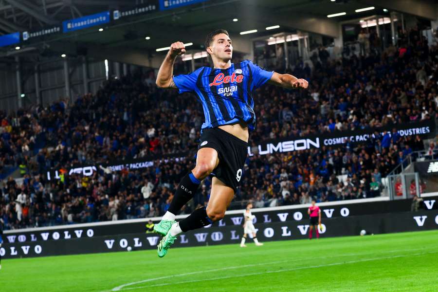 Nikola Krstovic esulta dopo il gol contro il Venezia