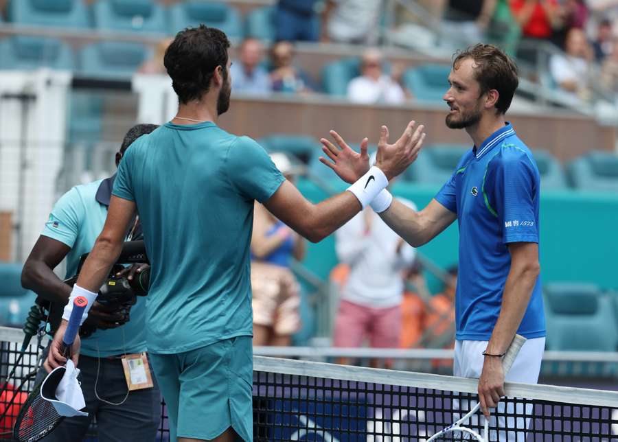 Khachanov (links) und Medvedev (rechts) sind froh über die Möglichkeit, bei Wimbledon mitzuspielen.