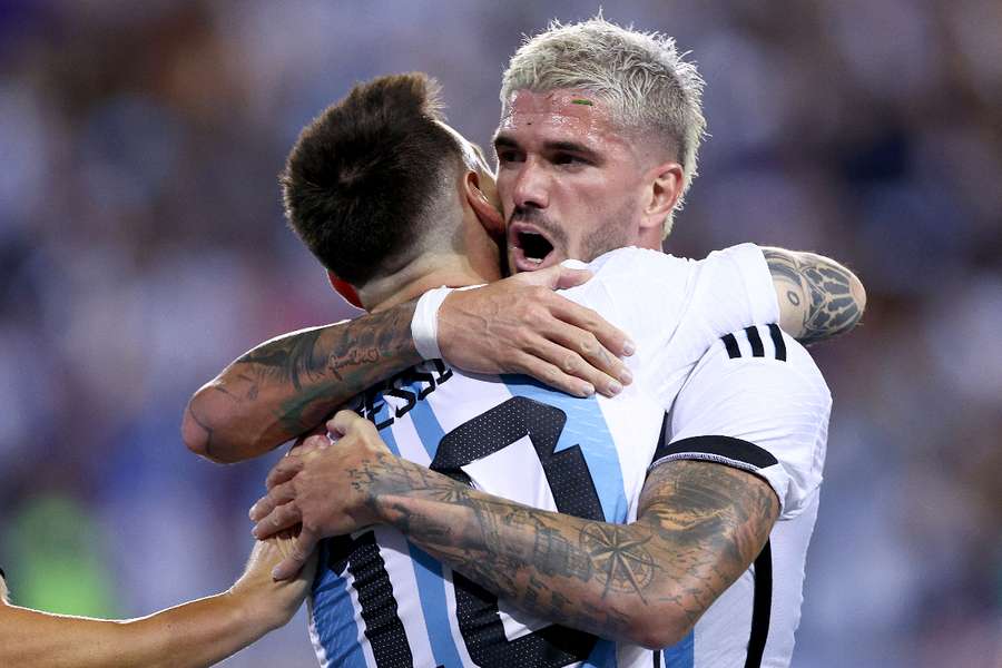 Rodrigo de Paul y Leo Messi se abrazan con efusividad
