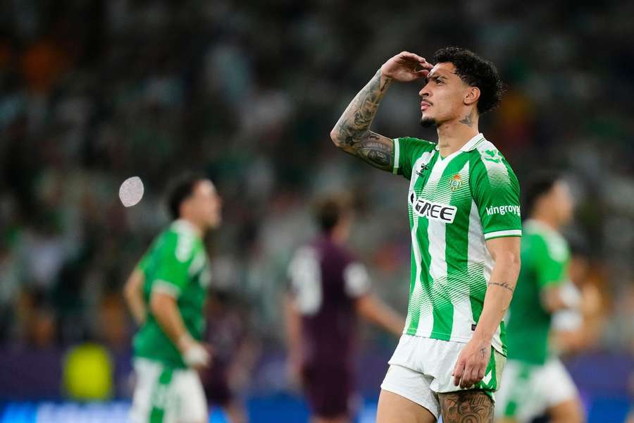 Casa internaționalului brazilian Antony de la Betis, spartă în timpul meciului cu FC Porto Casa internaționalului brazilian Antony de la Betis, spartă în timpul meciului cu FC Porto