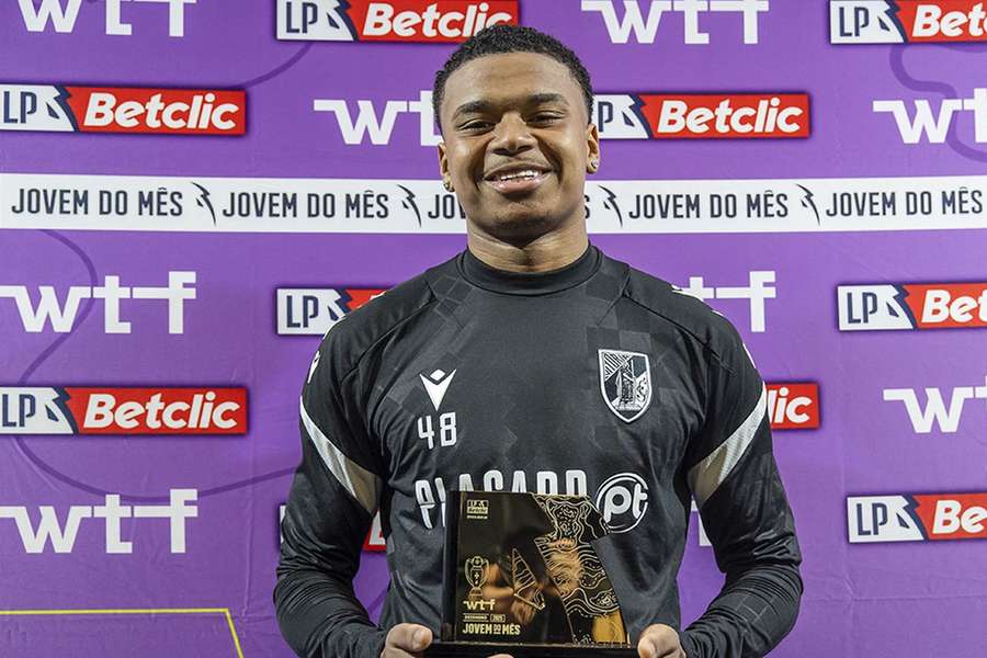 Noah Saviolo com o prémio de melhor jovem do mês de dezembro Noah Saviolo com o prémio de melhor jovem do mês de dezembro