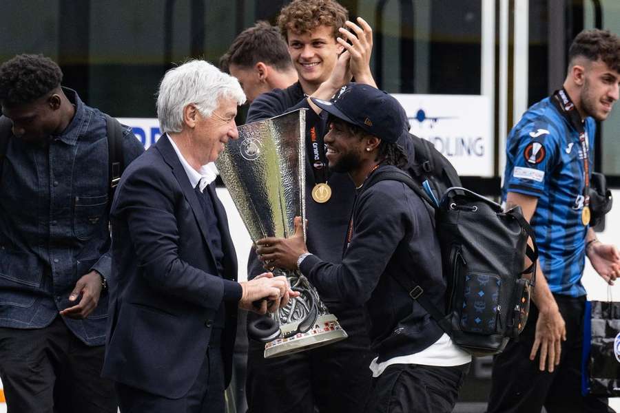 Gasperini com Lookman após conquista da Liga Europa