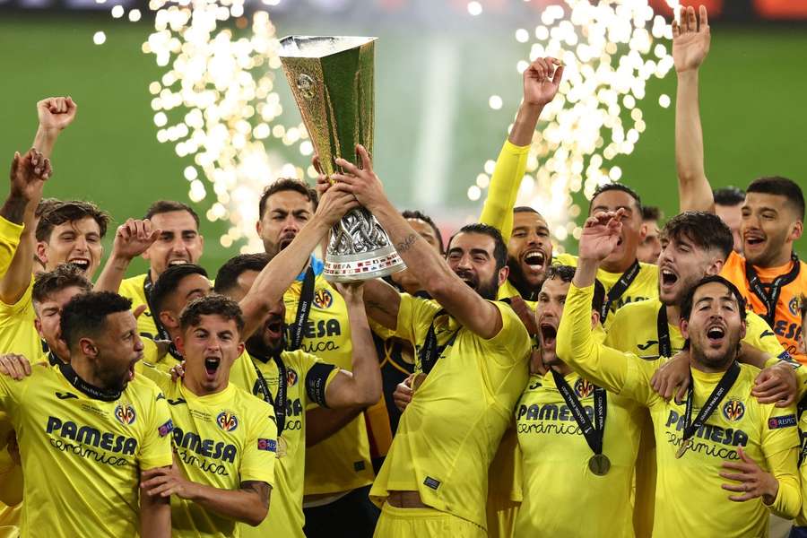 Los jugadores del Villarreal celebran la Europa League en 2021